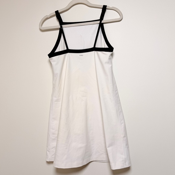 Elegant White Sleeveless Jumpsuit - Picture 2 of 4